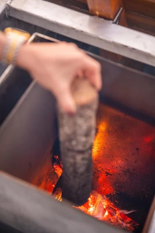 Braseiro com lenha queimando