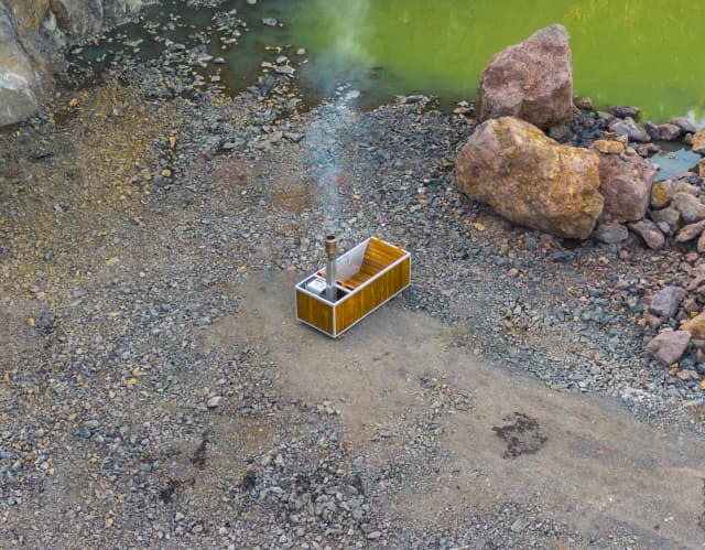 Banheira ao lado de um lago